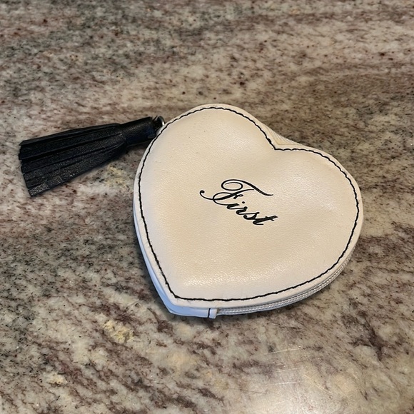 VAN CLEEF & ARPELS very rare “First” mini heart coin purse. - Picture 2 of 8